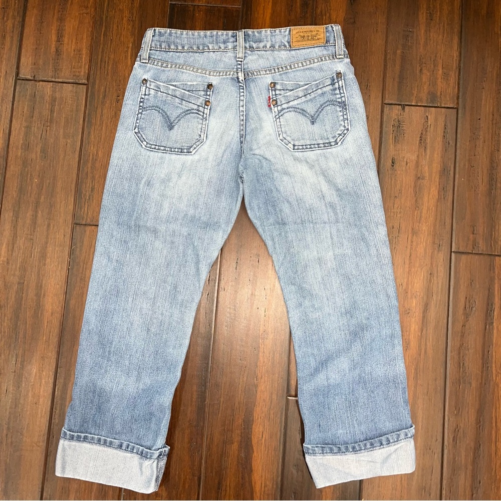 Vintage Y2K women Levi’s Capri Jeans in Light Blue cuffed Size 3